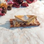 Γούρι 2026 Κεραμικό χρυσό- λευκό Καράβι σε Σχεδία από Κανέλες