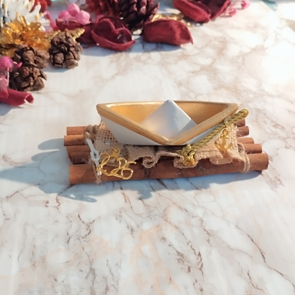 1099_17587104221.jpg Γούρι 2026 Κεραμικό χρυσό- λευκό Καράβι σε Σχεδία από Κανέλες - Image 1