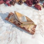 Γούρι 2026 Κεραμικό χρυσό- λευκό Καράβι σε Σχεδία από Κανέλες - Image 2