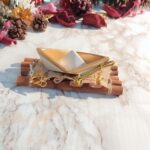 Γούρι 2026 Κεραμικό χρυσό- λευκό Καράβι σε Σχεδία από Κανέλες - Image 3