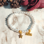 Βραχιόλι Γούρι 2026 Ελαστικό με λευκές και επίχρυσες Πέρλες