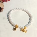 Βραχιόλι Γούρι 2026 Ελαστικό με λευκές και επίχρυσες Πέρλες - Image 2