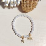 Βραχιόλι Γούρι 2026 Ελαστικό με λευκές και επίχρυσες Πέρλες - Image 3