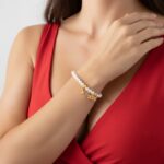 Βραχιόλι Γούρι 2026 Ελαστικό με λευκές και επίχρυσες Πέρλες - Image 4