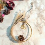 Γούρι 2026 χρυσός Κρίκος με Αποξηραμένη Λεβάντα και Κουκουνάρι