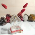 Γούρι 2026 Επιτραπέζιο Γυάλινο Διάφανο Σπίτι με Αποξηραμένα Λουλούδια