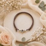 Μαρτυρικά Βάπτισης Βραχιόλι με Ασημί Σταυρό και Ασημί Χάντρες σε γκρι σουέτ δέρμα - Image 2