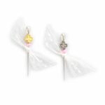 Μαρτυρικά Βάπτισης Πέτου με πλακέ Σταυρό και Λευκή δαντέλα σε Καρφίτσα