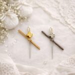 Μαρτυρικά Βάπτισης Πέτου με πλακέ Σταυρό και σουέτ δέρμα σε Καρφίτσα - Image 2