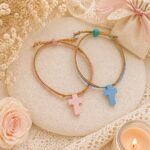 Μαρτυρικά Βάπτισης Βραχιόλι με Ξύλινο Σταυρό και Κεραμική Χάντρα σε φυσικό σουέτ Δέρμα - Image 2