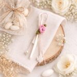 Μαρτυρικά Βάπτισης Πέτου με Ξύλινο πλακέ Λευκό Σταυρό και Λουλουδάκι σε Ξύλινο Μανταλάκι - Image 2