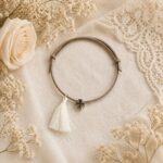 Μαρτυρικά Βάπτισης Βραχιόλι με Ασημί Σταυρό και Λευκή Φούντα σε γκρι σουέτ Δέρμα - Image 2