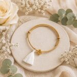 Μαρτυρικά Βάπτισης Βραχιόλι με Χρυσό Σταυρό και Λευκή Φούντα σε φυσικό σουέτ Δέρμα - Image 2