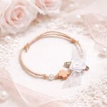 Μαρτυρικά Βάπτισης Βραχιόλι με Ξύλινο πλακέ φυσικό Σταυρό και λευκό Λουλουδάκι - Image 2